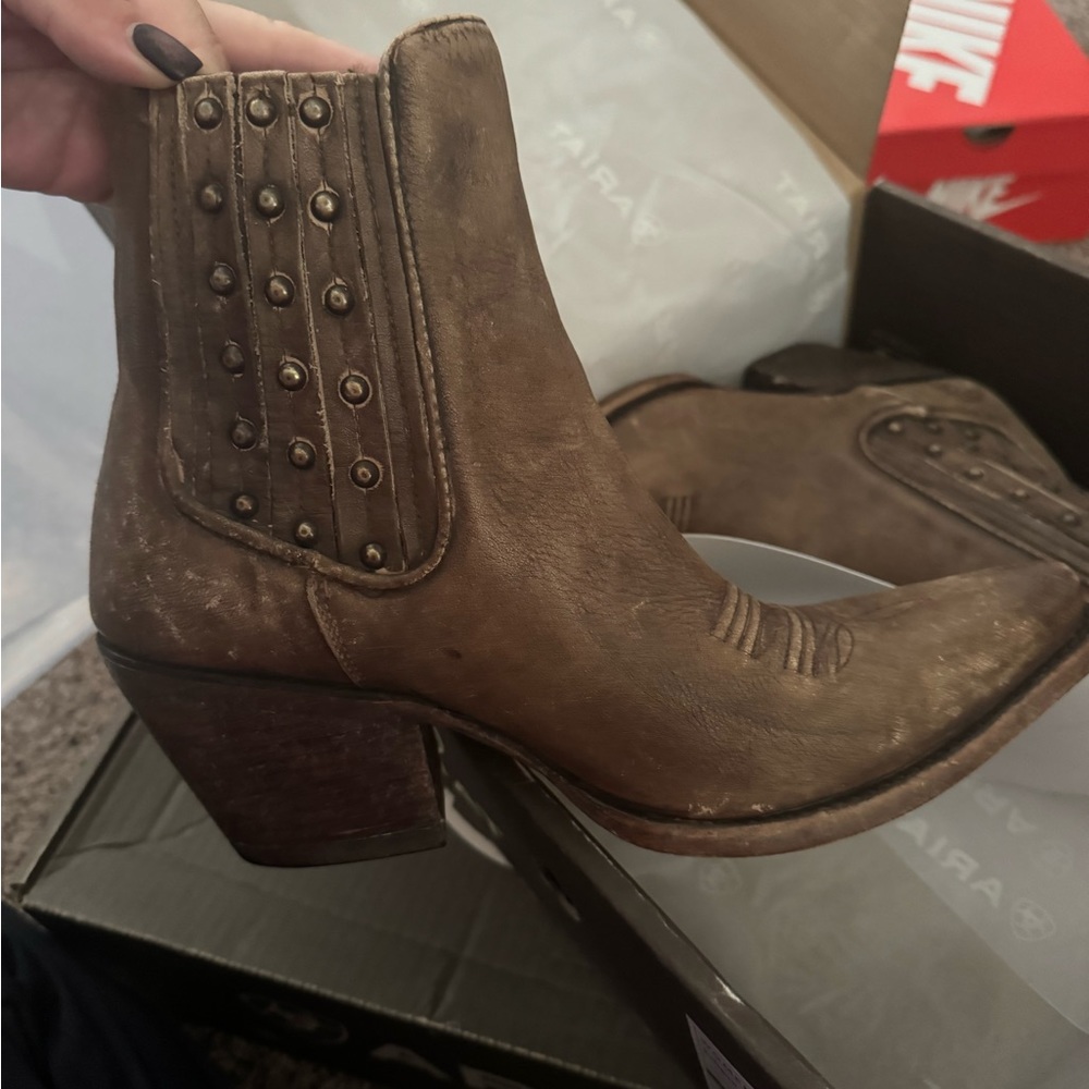 BNIB Ariat eclipse booties size 10 snip toe